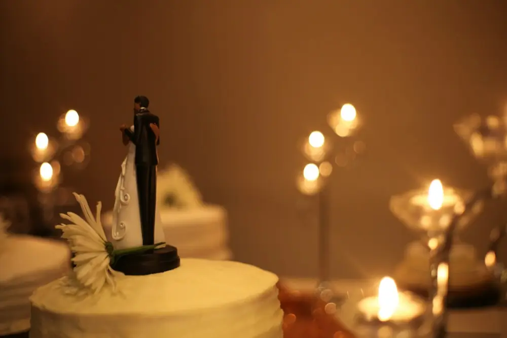 Pastel y velas en la mesa de postres
