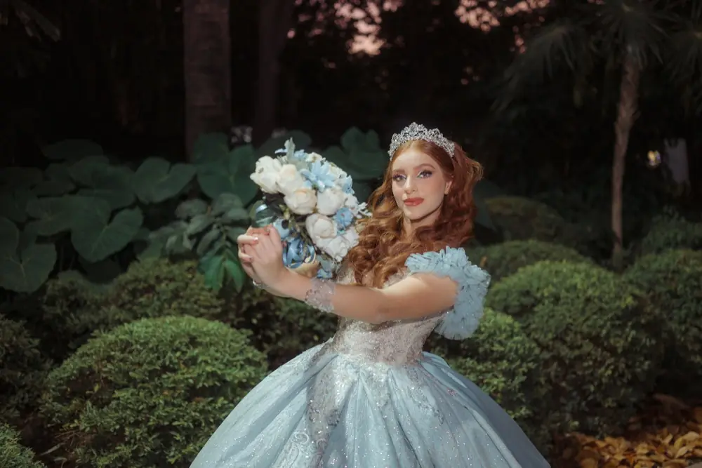 Quinceañera con su vestido en un jardín